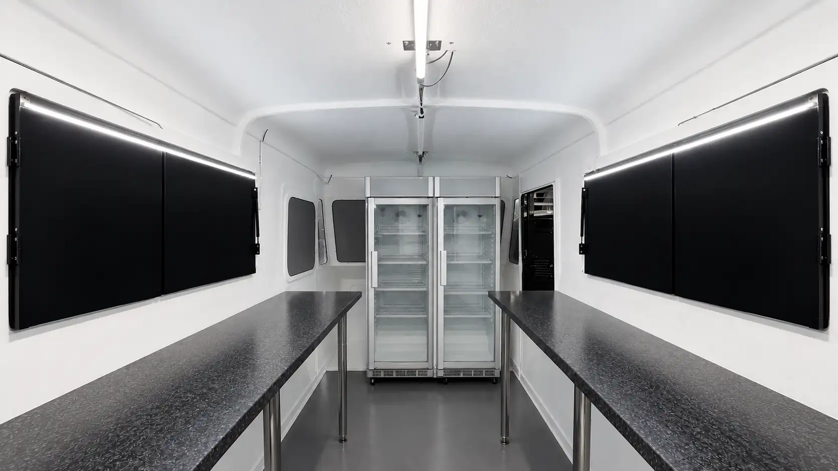 Intérieur de food truck avec espace de préparation aménagé