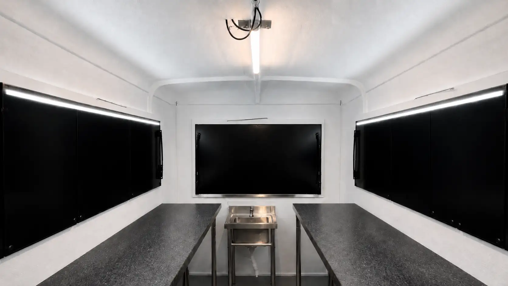 Intérieur de food truck avec plan de travail et équipements
