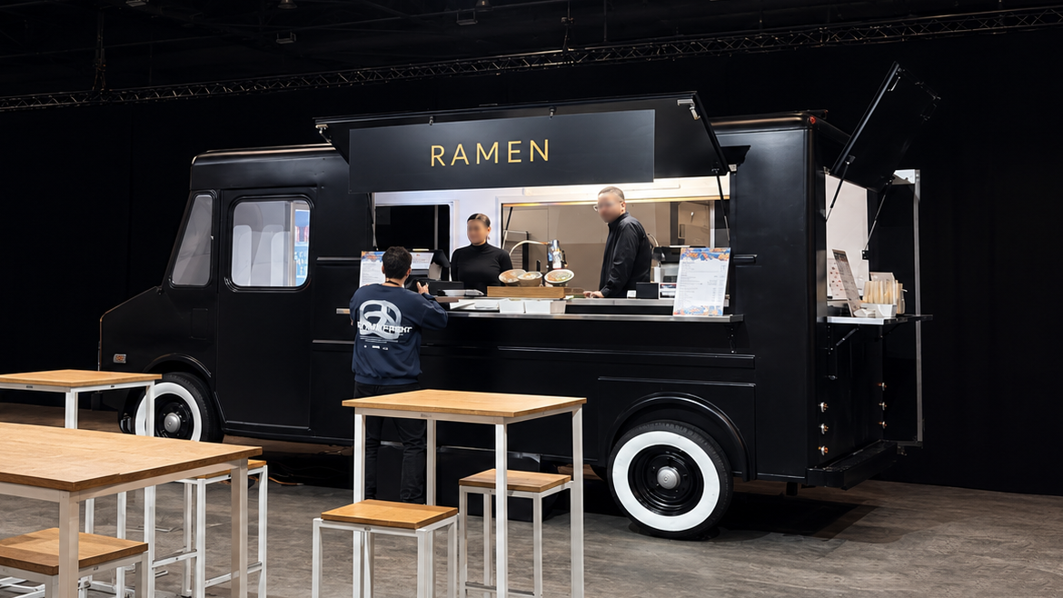 Food truck noir vu de trois quarts avant